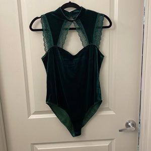 Emerald green velvet body suite 💚